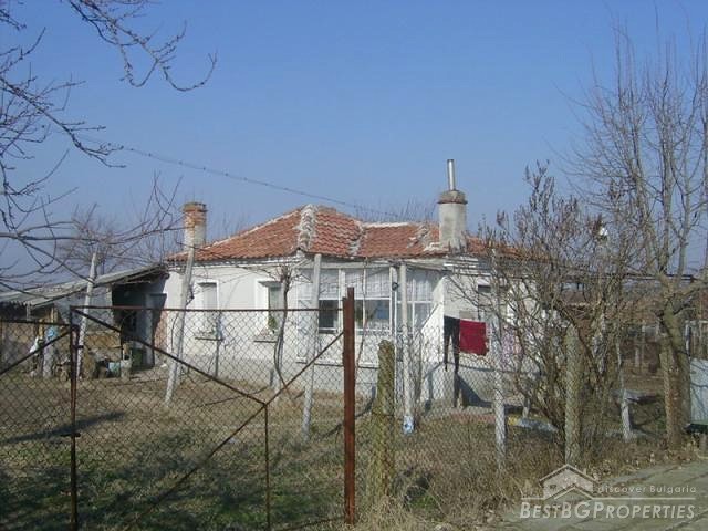 Small house with large garden for sale near Sredets